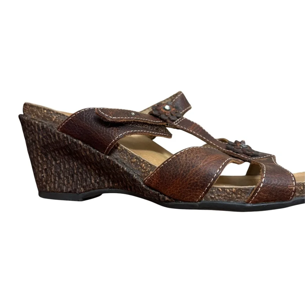 Taos Womens 7 Wedge Sandals Brown Leather Floral T-Strap Slide Comfort Shoes